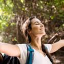 mujer respirando en bosque